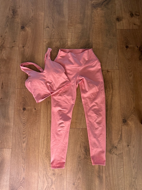 ALO Yoga Other - ALO SMALL sports bra top & XS Leggings